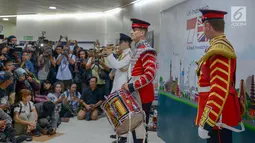 Musisi militer dari Inggris bermain musik di terowongan kereta Mass Rapid Transit (MRT) Kendal, Jakarta, Jumat (21/6/2019). Musisi militer yang tergabung The Central Band of The Royal Airforce dan 1st Battalion of Grenadier Guards menghibur warga dalam rangka HUT Jakarta. (merdeka.com/Imam Bukhori)