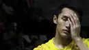 Tunggal putra Indonesia, Jonatan Christie, tampak lelah saat melawan tunggal Denmark pada Indonesia Masters 2019 di Istora Senayan, Jakarta, Sabtu (26/1). Jonatan gagal ke final. (Bola.com/Yoppy Renato)