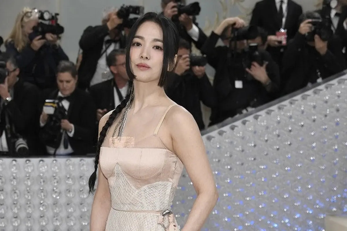 Song Hye Kyo di MET Gala 2023. (Evan Agostini/Invision/AP)