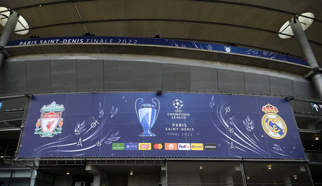 Papan bertuliskan laga final Liga Champions 2022 antara Liverpool melawan Real Madrid yang terpasang di Stade de France, Saint-Denis, pada 24 Mei 2022 waktu setempat. Dalam waktu 48 jam, rumput baru yang ditanam di luar Barcelona, dipasang di Stade de France untuk pertandingan final Liga Champions antara Real Madrid dan Liverpool yang dijadwalkan berlangsung pada 28 Mei 2022. (AFP/Franck Fife)