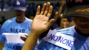 Pecandu narkoba mengambil sumpah saat bertobat di depan kepolisian di Makati, Manila, Filipina (18/8). Para pecandu narkoba menyerahkan diri lantaran marak teror penembakan misterius di Filipina. (Reuters/Eric Castro)