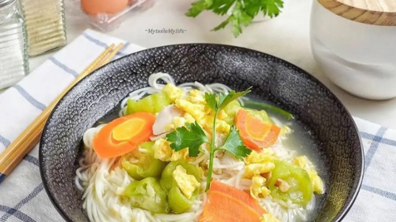 Semangkuk misoa kuah dengan telur dan oyong