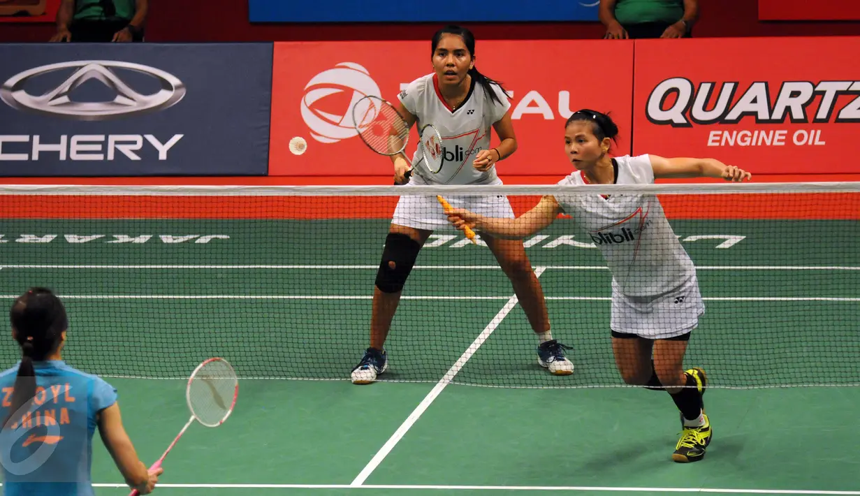 Pebulutangkis ganda putri Indonesia, Greysia Polii/Nitya mengembalikan bola ke arah Tian Qing/Zhao Yunlei (Tiongkok) di Total BWF World Championships 2015, Jakarta, Sabtu (15/8/2015). Greysia/Nitya kalah 8-21, 16-21. (Liputan6.com/Helmi Fithriansyah)