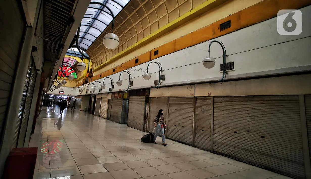 Warga melintas di Mal Blok M, Jakarta, Senin (24/10/2022). Peneliti dari Institute for Development of Economics and Finance (Indef) Nailul Huda memprediksi Indonesia akan mampu bertahan dalam menghadapi ancaman resesi global yang diperkirakan terjadi pada tahun depan. (Liputan6.com/Angga Yuniar)