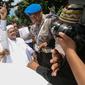 Imam Besar Front Pembela Islam (FPI), Habib Rizieq Shihab setibanya di gedung Dit Reskrimsus Polda Metro Jaya, Jakarta, Senin (23/1). (Liputan6.com/Faizal Fanani)
