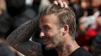 David Beckham ambil bagian melakukan pertandingan amal untuk mengumpulkan dana bagi UNICEF di kota tua Bhaktapur, Nepal, Jumat (6/11). (REUTERS / Navesh Chitrakar)