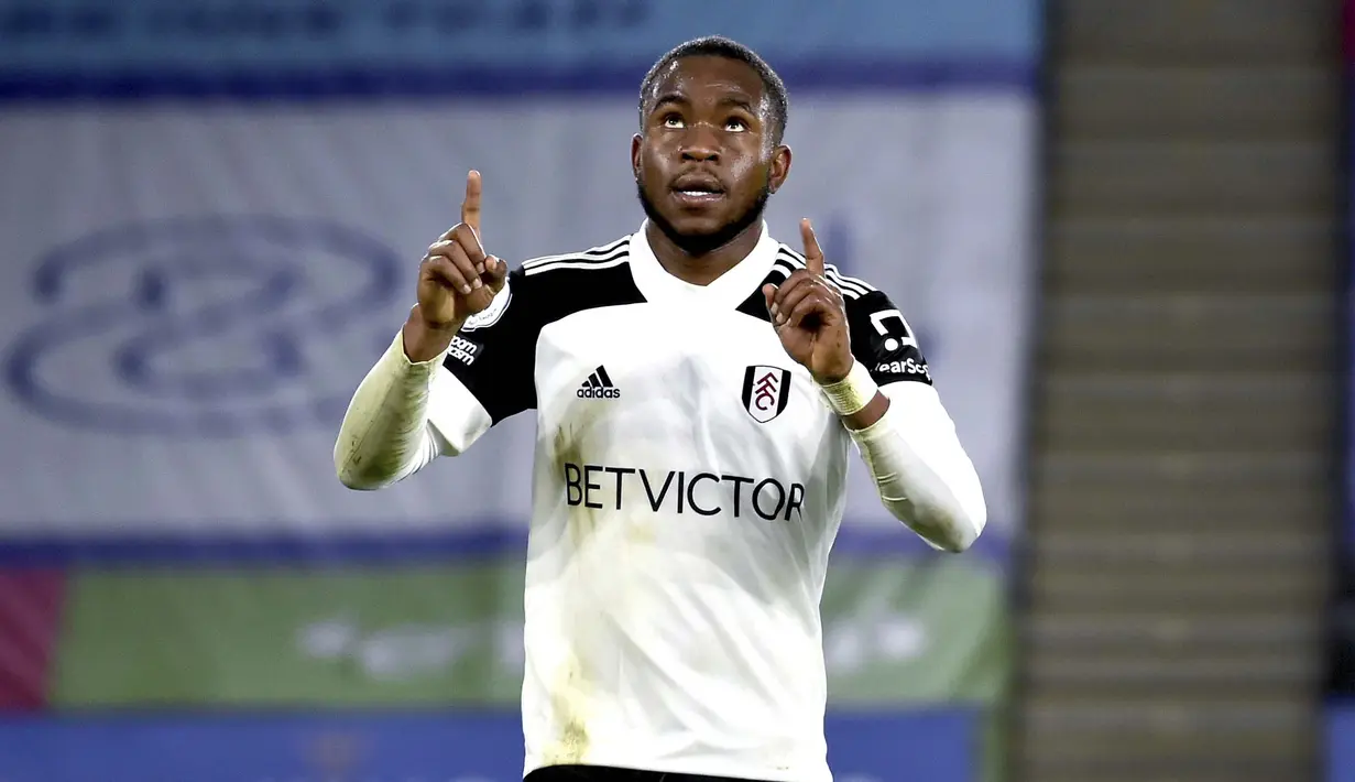 Pemain Fulham, Ademola Lookman, melakukan selebrasi usai mencetak gol ke gawang Leicester City pada laga Liga Inggris di Stadion King Power, Senin (30/11/2020). Leicester takluk dengan skor 1-2. (Michael Regan/Pool Photo via AP)