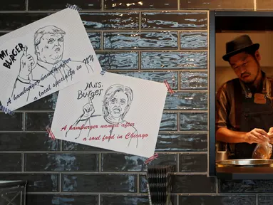 Koki J.S. Burgers Cafe, Yasuhito Fukui menyiapkan Mr. and Mrs. Burger bertema Capres AS Hillary Clinton dan Donald Trump di hamburger joint, Jepang (7/10). Memeriahkan pilpres AS, kafe di Tokyo ini membuat menu yang unik. (REUTERS/Megumi Lim)
