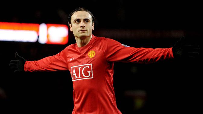 6. Dimitar Berbatov (Manchester United) - Striker berdarah Bulgaria ini hampir saja berseragam Manchester City. Namun karena dijemput langsung Sir Alex Fergusen di bandara membuatnya tak mampu menolak pinangan Setan Merah. (AFP/Andrew Yates)