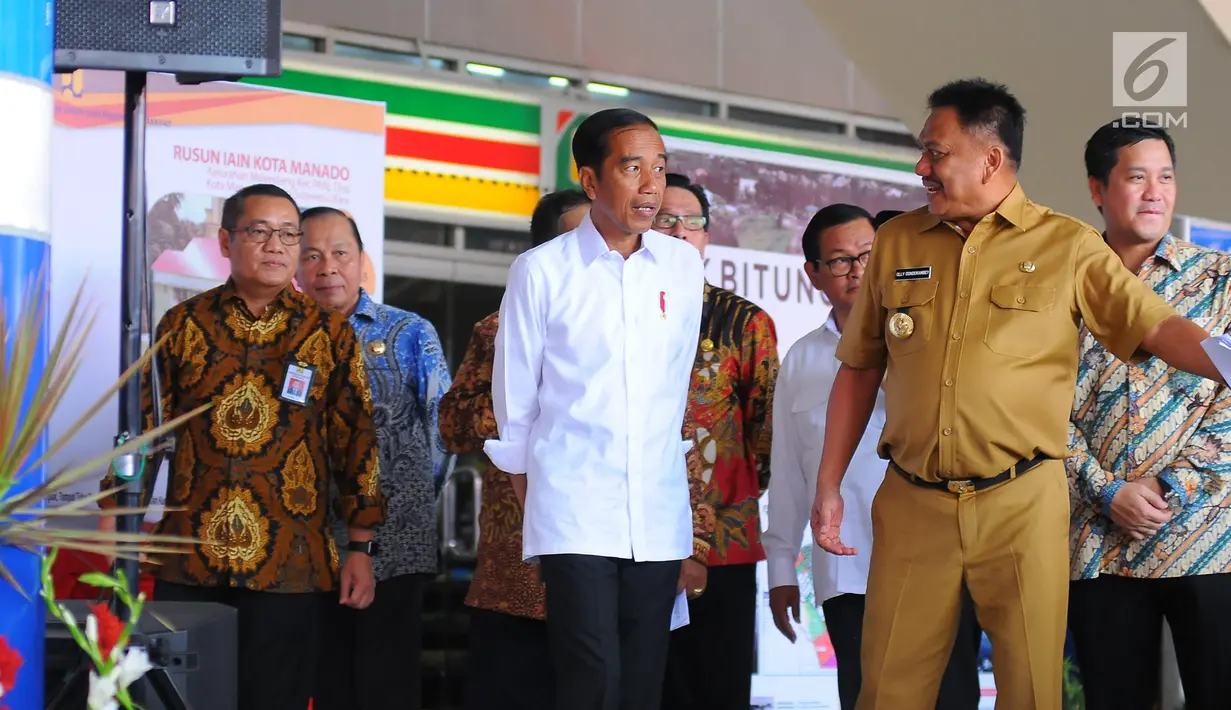 Presiden Joko Widodo mengikuti prosesi peresmian proyek Kawasan Ekonomi Khusus (KEK) di Bandara Sam Ratulangi, Manado, Senin (1/4). Jokowi meresmikan tiga KEK, Rusun Mahasiswa IAIN Kota Manado dan Rusun Mahasiswa UKI Kota Tomohon. (Liputan6.com/Angga Yuniar)