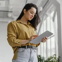 ilustrasi perempuan bekerja/photo created by freepik - www.freepik.com