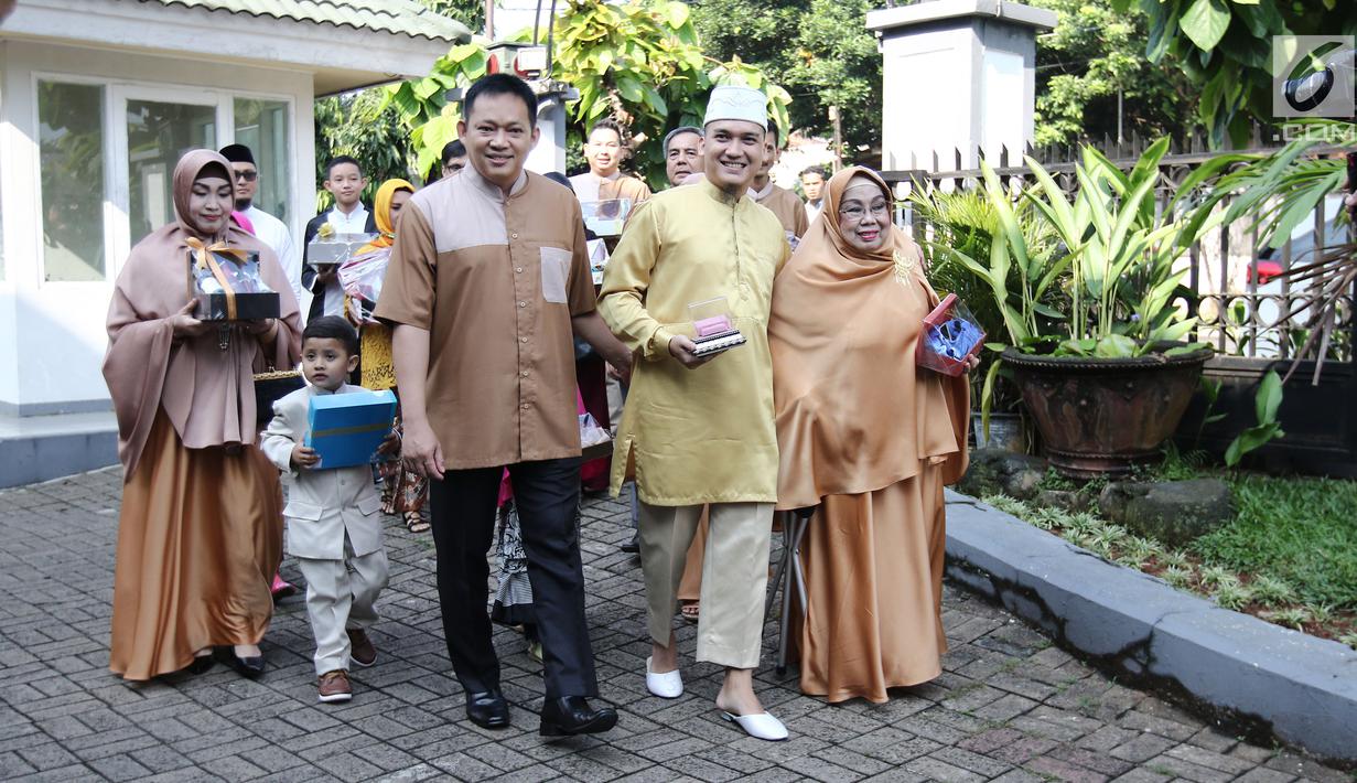 Egi John diantar keluarga dan kerabat tiba dilokasi pernikahan di kawasan Cinere, Jakarta, Sabtu (1/7). Hubungan Egi dengan Mia sendiri terjadi melalui proses taaruf selama tiga bulan belakangan ini. (Liputan6.com/Herman Zakharia)