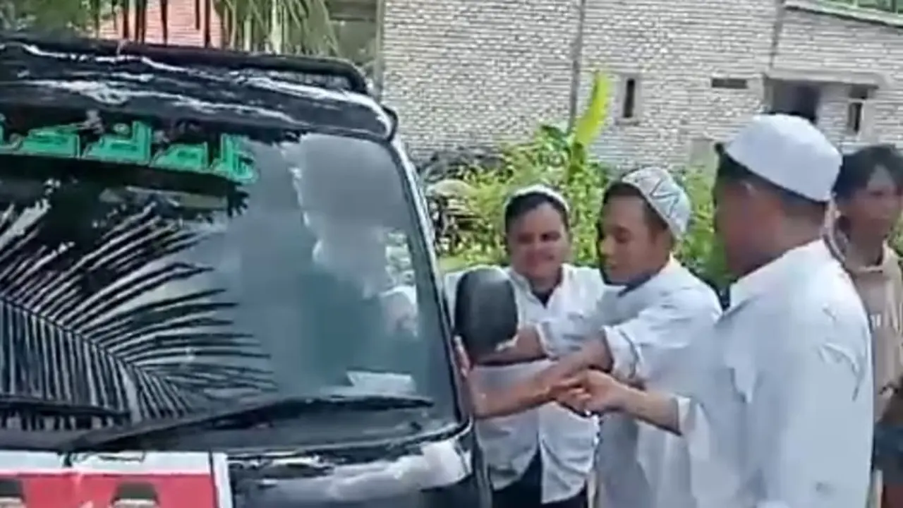 Iring-iringan Anies Kecelakaan di Sumenep