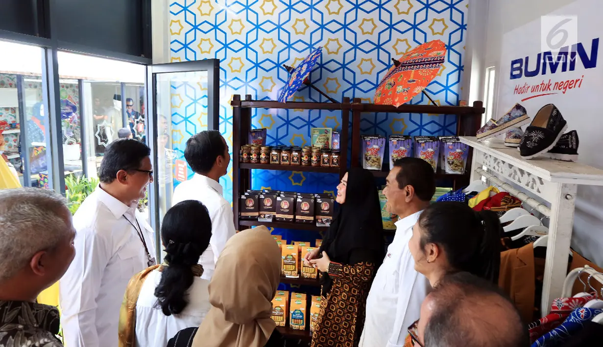 Presiden Joko Widodo, Dirut BRI Suprajarto, dan Direktur Mikro dan Kecil BRI Priyastomo, meninjau binaan Bank BRI, Rendang Uni Adek dari Buktinggi di Halal Park, Jakarta (16/4). Produk rendang yang telah diekspor ke luar negeri juga dipasarkan melalui IndonesiaMall. (Liputan6.com/Angga Yuniar)