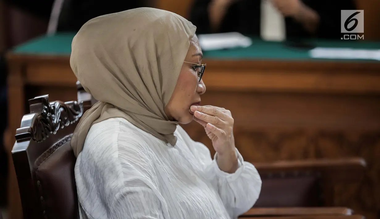 Ekspresi terdakwa kasus dugaan penyebaran berita bohong atau hoaks Ratna Sarumpaet saat menunggu sidang putusan di Pengadilan Negeri Jakarta Selatan, Kamis (11/7/2019). Ratna Sarumpaet sebelumnya dituntut jaksa penuntut umum dengan pidana enam tahun penjara. (Liputan6.com/Faizal Fanani)