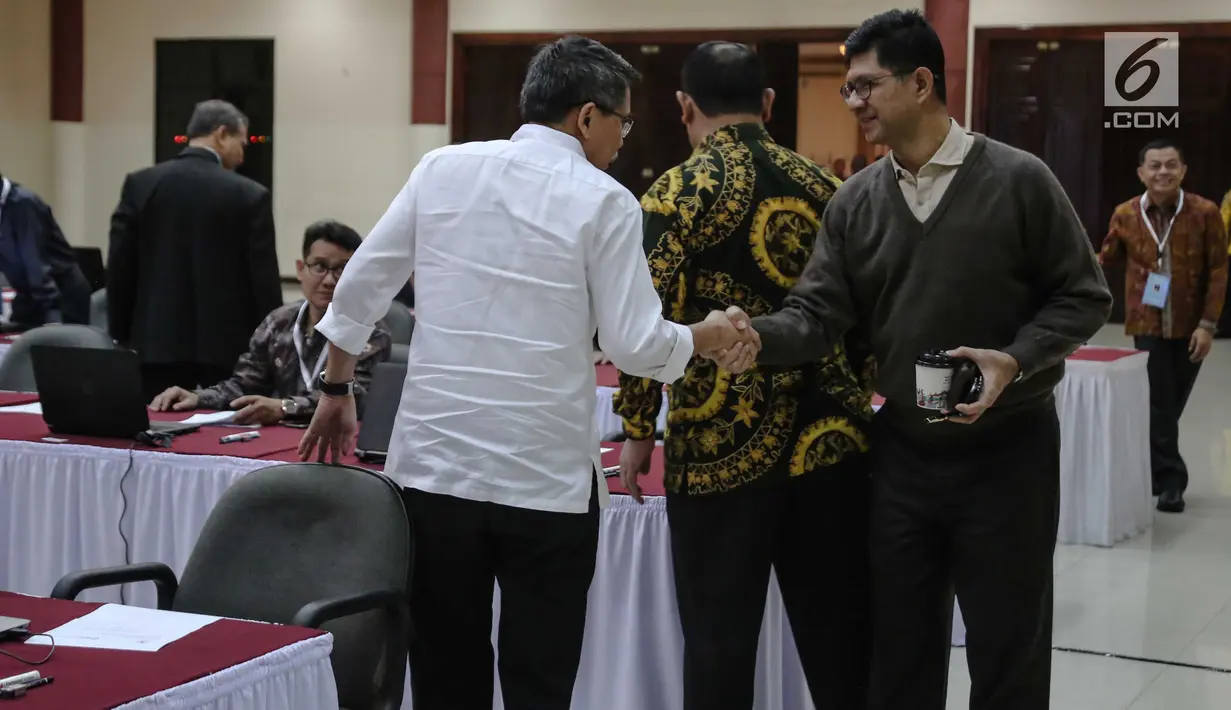 Laode Muhammad Syarif (kanan) bersiap mengikuti tes profile assessment seleksi calon pimpinan (capim) KPK di Gedung Lemhanas, Jakarta, Kamis (8/8/2019). Sebanyak 40 orang capim KPK menjalani tes profile assessment selama dua hari yakni 8-9 Agustus 2019. (Liputan6.com/Faizal Fanani)