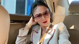 Melalui akun Instagram pribadinya, Yuni Shara cukup sering mengunggah gaya penampilannya. Bahkan, wanita 49 tahun ini tetap terlihat menawan saat menggunakan blazer. (Liputan6.com/IG/@yunishara36)