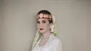 Jessica Mila menikah dengan Yakup Hasibuan dengan beberapa konsep salah satunya pernikahan dengan adat Batak. Jessica mengenakan kebaya putih berpayet dipadukan kain songket sebagai bawahan dari Vera Anggraini. [@jscmila]