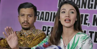 Air mata Tsania masih terus berderai sejak proses cerainya bersama Atalarik Syach berlangsung. Bukan hanya itu, Tsania pun juga tidak bisa bertemu dengan kedua buah hati mereka, Syarief (4) dan Sabhira (2). (Adrian Putra/Bintang.com)