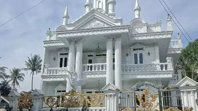 6 Potret Rumah Mewah di Garut yang Dijaga Ular Besar di Gerbangnya