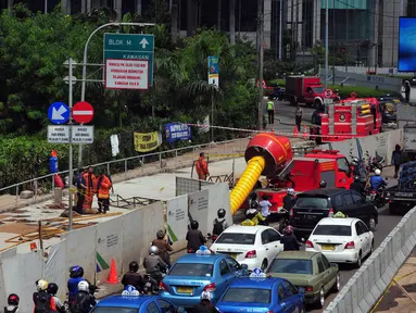 Kebocoran pipa gas di kawasan SCBD mengakibatkan jalan di sekitar Jenderal Sudirman macet total, Jakarta, Kamis, (17/7/14) (Liputan6.com / Johan Tallo)