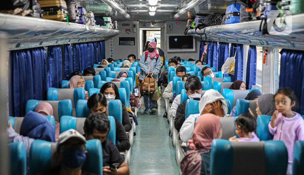 Penumpang duduk dalam kereta di Stasiun Pasar Senen, Jakarta, Senin (17/4/23). PT KAI memaksimalkan pelayanan angkutan mudik 2023 bagi penumpang yang mengalami peningkatan okupansi penumpang mencapai 96 persen. (Liputan6.com/Faizal Fanani)