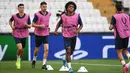 Gelandang Chelsea, Willian (tengah) dan rekan-rekannya melakukan pemanasan selama sesi latihan di stadion Besiktas Park di Istanbul, Turki (13/8/2019). Chelsea akan bertanding melawan Liverpool dalam pertandingan Piala Super Eropa 2019 pada Kamis (15/8/2019) dini hari WIB. (AFP Photo/Ozan Koze)