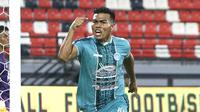 Penyerang PSBS Biak, Alexsandro dos Santos Ferreira. (Bola.com/Alit Binawan)