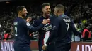 Pemain Paris Saint-Germain (PSG) Kylian Mbappe merayakan dengan rekan satu timnya setelah mencetak gol ke gawang Strasbourg pada pertandingan sepak bola Liga Prancis di Parc des Princes, Paris, Prancis, 28 Desember 2022. PSG mengalahkan Strasbourg dengan skor 2-1. (AP Photo/Thibault Camus)