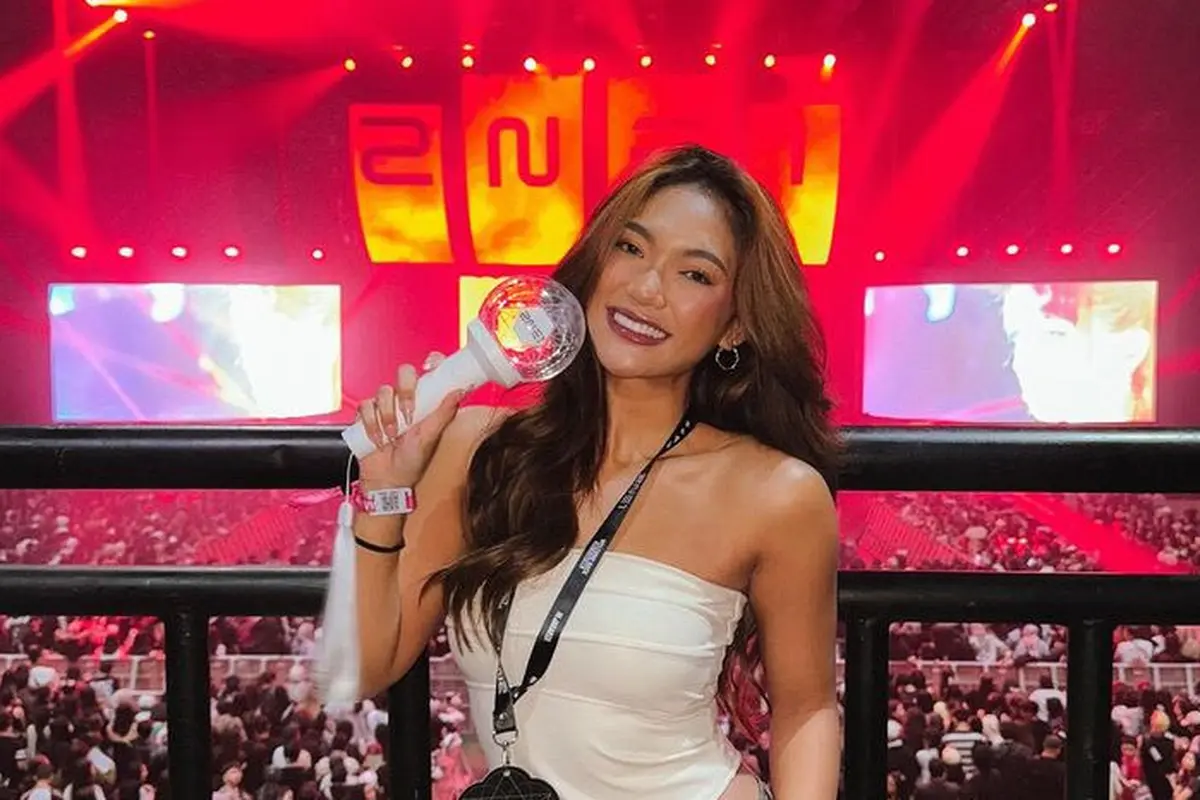 Gaya OOTD Konser Publik Figur Menyaksikan 2NE1 di Jakarta