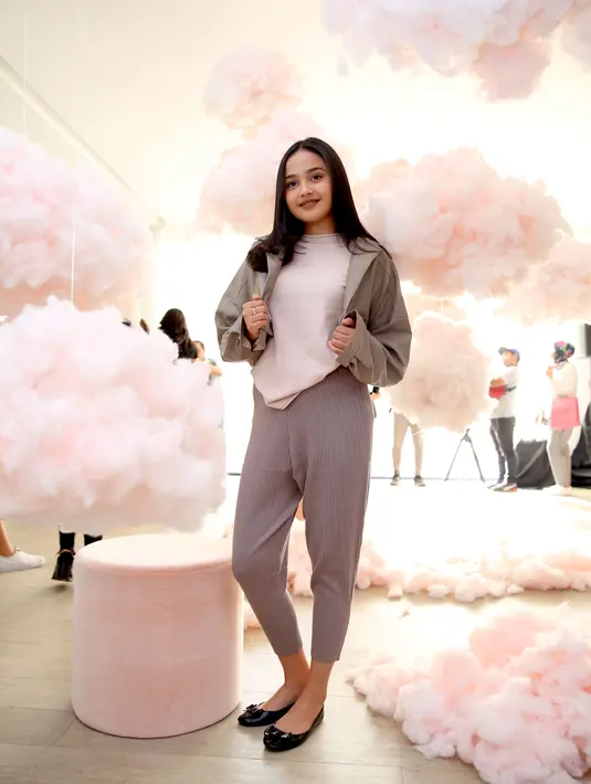 “Tidak dipungkiri yah, karena aku kan anak muda yang sukanya belanja di mall, dan banyak  store yang di mall menyediakan brand impor, jadi jarang banget beli yang lokal,” kata Syifa Hadju di Jakarta, Sabtu (2/12/2017). (Nurwahyunan/Bintang.com)