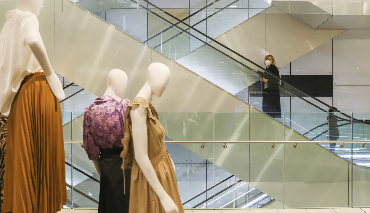 Pengunjung menaiki eskalator di sebuah department store di Melbourne, Australia, Rabu (28/10/2020). Melbourne, kota terbesar kedua Australia, akhirnya dibuka kembali setelah pemberlakuan lockdown yang ketat selama lebih dari tiga bulan akibat Covid-19.  (AP Photo/Asanka Brendon Ratnayake)