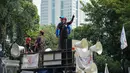 Salah satu pengunjuk rasa melakukan orasi saat aksi buruh di depan kantor BPJS Ketenagakerjaan, Jakarta, Kamis, (4/6/2015). Mereka menolak iuran sebesar 1,5 persen sesuai usulan Apindo. (Liputan6.com/Faizal Fanani)