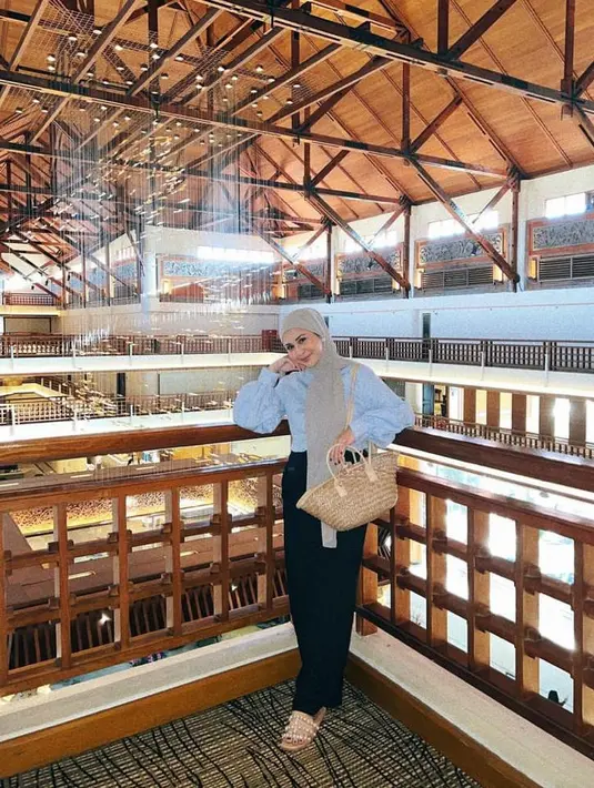 5. Mix and match puff-sleeve sweater abu-abu, celana kulit hitam, dan pashmina warna abu-abu juga tak kalah menarik.  (Instagram/kesharatuliu05).