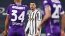 Striker Juventus, Cristiano Ronaldo, tampak kecewa usai ditaklukkan Fiorentina pada laga Liga Italia di Turin, Rabu (23/12/2020). Fiorentina menang dengan skor 0-3. (Photo by Marco BERTORELLO / AFP)