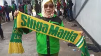 
Di usia senja, darah muda Nita masih bergelora mendukung tim idola di final Piala Presiden yang berlangsung di Jakarta.
