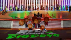 Penari membawakan tari kolosal dalam Upacara Penutupan Pekan Paralimpiade Nasional XVII di Stadion Manahan, Solo, Jawa Tengah, Minggu (13/10/2024). (PB PEPARNAS XVII/Sri Nugroho)