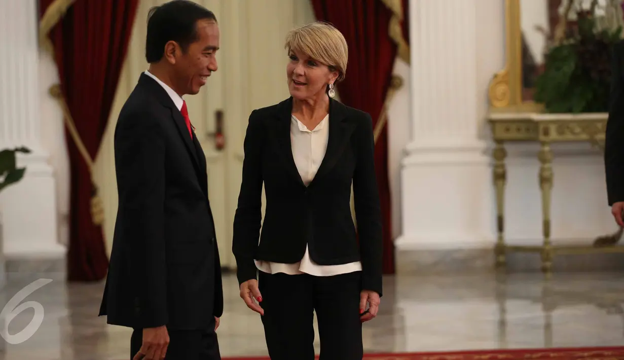 Presiden Jokowi dan Menlu Australia Julie Bishop berbincang seusai melakukan pertemuan di Istana Merdeka, Jakarta, Rabu (26/10). Presiden Jokowi dan Menlu Australia melakukan pertemuan ‎tertutup di salah satu ruangan. (Liputan6.com/Faizal Fanani)