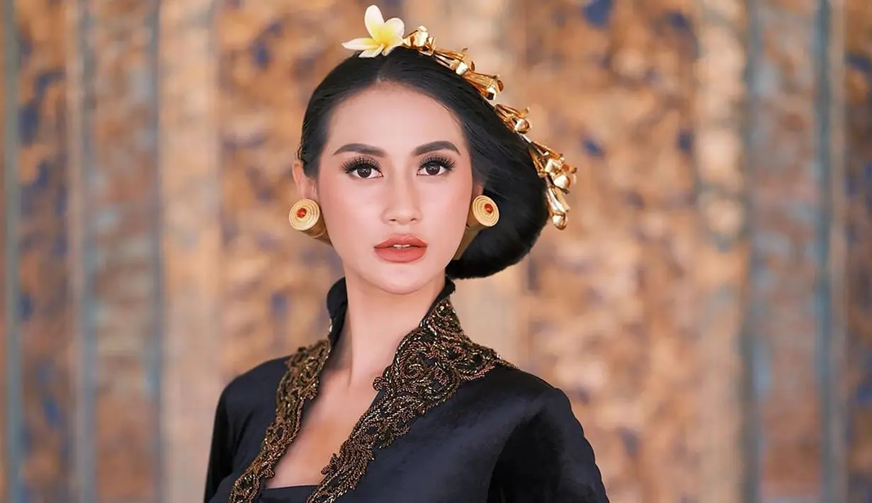 Raden Roro Ayu Maulida, sebagai pemenang kontes kecantikan Puteri Indonesia 2020 asal Surabaya, ia memang banyak jalani berbagai pemotretan. Dunia modelin memang sudah menjadi makanannya sehari-hari dengan berbagai macam busana. (Liputan6.com/IG/@ayumaulida97)