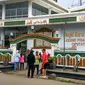 Suasana penyambutan korban meninggal kecelakaan Tanjakan Emen di depan Masjid Nurul Iman, Pisangan, Ciputat, Tangsel, Minggu (11/2/2018) pagi. (Liputan6.com/Nafiysul Qodar)