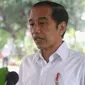 Presiden Joko Widodo (Jokowi) telah memerintahkan jajaran terkait untuk segera melakukan penanganan bencana di Nusa Tenggara Timur (NTT) di Istana Merdeka, Jakarta, Senin, 5 April 2021. (Biro Pers Sekretariat Presiden/Lukas)