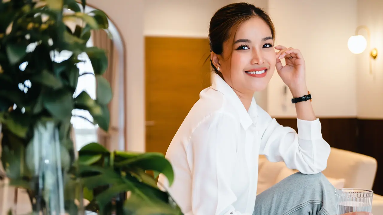 wanita februari baju putih