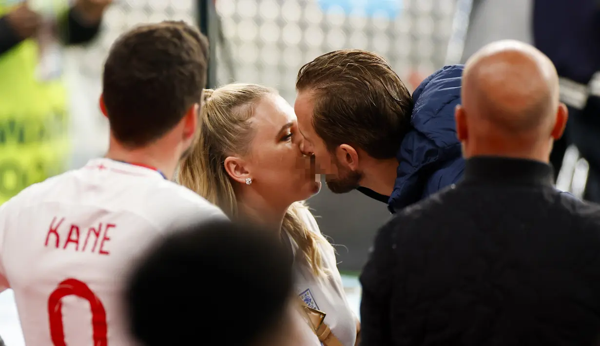 Pemain Inggris Harry Kane mencium istrinya Katie Goodland atau Kate pada akhir pertandingan final Euro 2020 antara Inggris dan Italia di Stadion Wembley, London, Inggris, Minggu (11/7/2021). Italia mengalahkan Inggris 3-2 dalam adu penalti. (John Sibley/Pool Photo via AP)