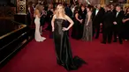 Kate Winslet , nominasi untuk Aktris Pendukung Terbaik dalam film "Steve Jobs" , mengenakan gaun strapless hitam mengkilap koleksi Ralph Lauren, saat berpose di Piala Oscar 2016, di Hollywood, California, Minggu (28/2). (REUTERS/Lucas Jackson)