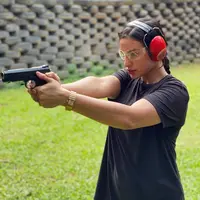 Nora Alexandra latihan menembak (Instagram/ncdpapl))