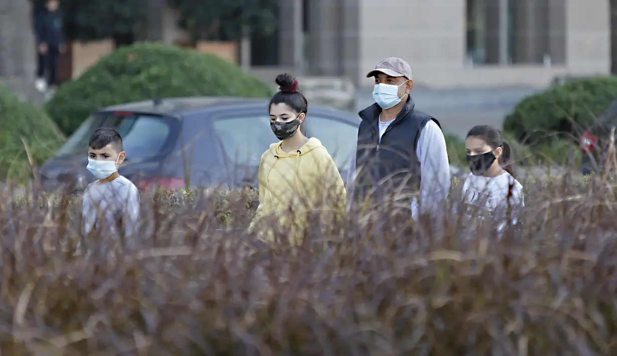 Orang-orang yang memakai masker melewati sebuah jalan di Beirut, ibu kota Lebanon (26/12/2020). Menteri Kesehatan Lebanon Hamad Hassan pada Jumat (25/12) mengumumkan bahwa seorang penumpang yang tiba di Beirut dari Inggris membawa varian baru COVID-19. (Xinhua/Bilal Jawich)