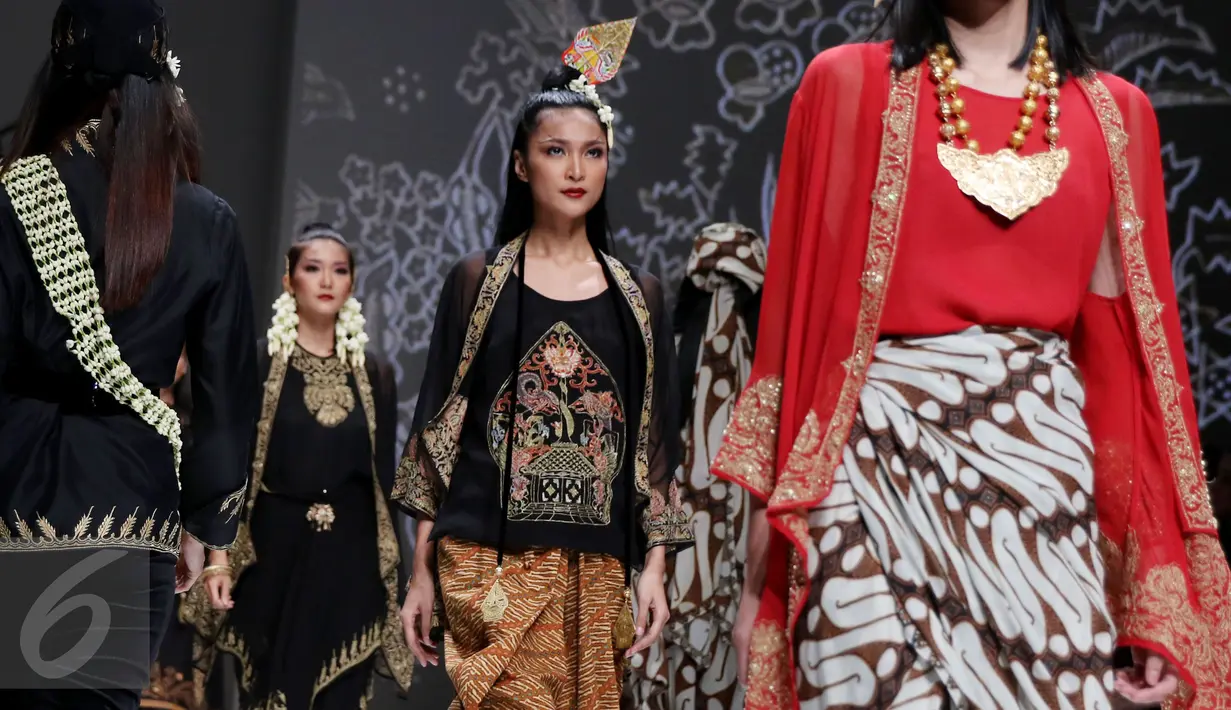 Sejumlah model membawakan gaun rancangan Ghea Panggabean saat Ikatan Perancang Mode Indonesia (IPMI) Trend Show 2017, Jakarta, Selasa (8/11). Ghea memadukan Budaya Sumatra dan Jawa dalam rancangannya kali ini. (Liputan6.com/Gempur M Surya)