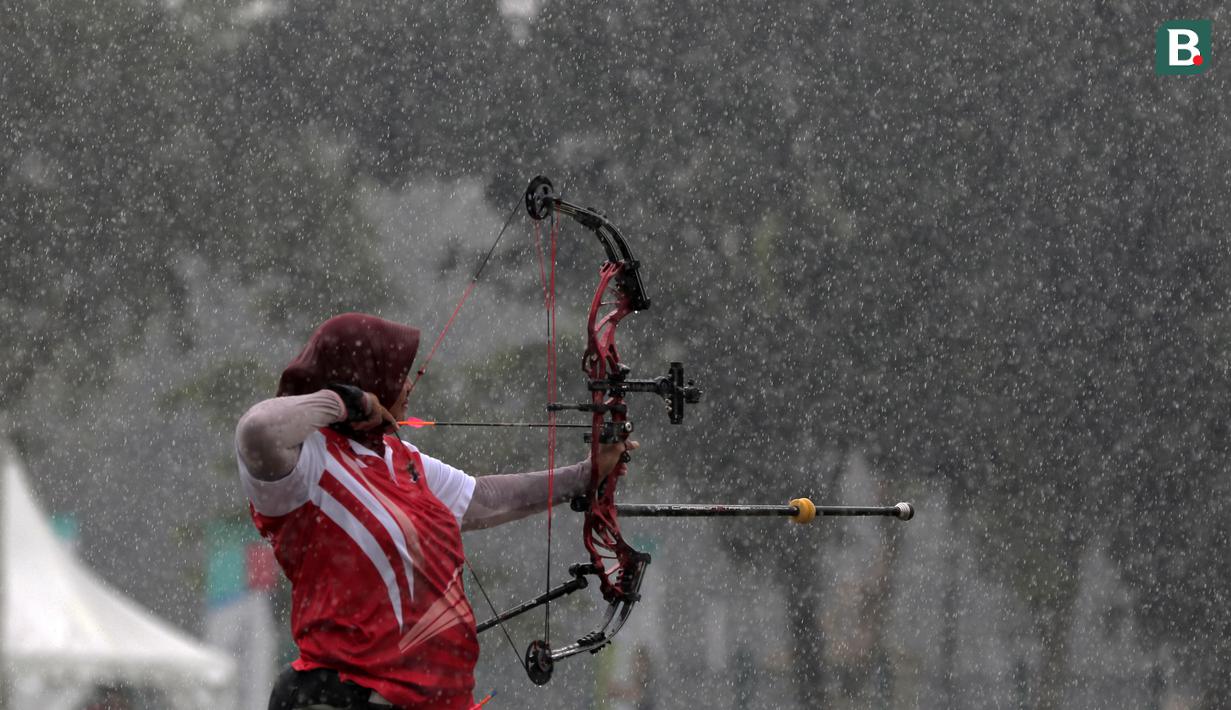 Pepanah Indonesia, Sri Ranti yang turun pada nomor Compound fokus ke arah target saat melawan China Taipei pada Test Event Asian Games 2018 di Lapangan Panahan, Jakarta (15/2/2018). Indonesia menang 220-211. (Bola.com/Nick Hanoatubun)