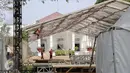 Sejumlah pekerja menyelesaikan pemasangan tenda di lingkungan komplek Istana Kepresidenan, Jakarta, Senin (10/8/2015). Istana Kepresidenan mulai dipercantik untuk menyambut perayaan HUT Kemerdekaan RI ke-70. (Liputan6.com/Faizal Fanani)