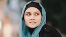 Gemar memakai hijab pashmina dan persegi, cara pemakaiannya pun singkat. Zee Zee Shahab hanya menyematkan jarum pentul atau peniti di bagian leher, lalu menyilangkan sisi kanan dan kiri hijab  ke belakang. Mudah kan? (Instagram/zeezeeshahab)